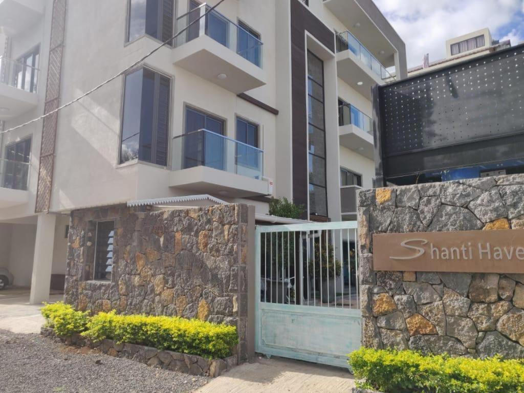 Shanti Haveli Beachfront Apartments Flic en Flac Exterior photo